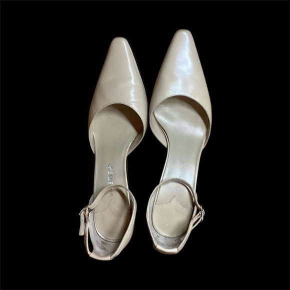 Leather nude heels, vintage, size 6 but fits bigger - Picture 1 of 13